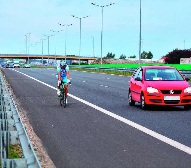 Rowerzyści nie mogą korzystać z autostrady oraz drogi ekspresowej, dotyczy to również pasa awaryjnego i pobocza.