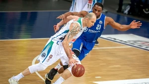 Zawodnik Anwilu Włocławek Szymon Szewczyk (L) i Michael Fraser (P) z AZS Koszalin