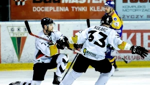 Hokeiści GKS-u Tychy Tomas Sykora (L) i Michael Kolarz (P) cieszą się z gola
