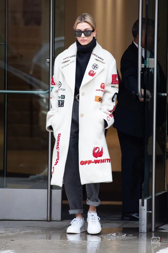 Hailey Bieber nie boi się odsłaniać kostek 