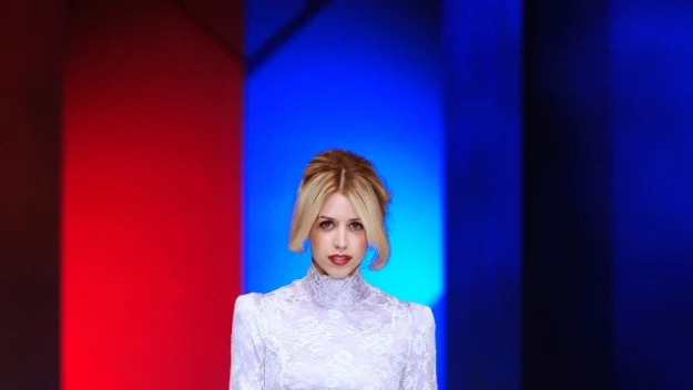 Peaches Geldof miała wielu przyjaciół w muzycznym show-biznesie, nic więc dziwnego, że jej śmierć odbiła się tak szerokim echem. "Nawet kiedy wydaje ci się, że wszystko rozumiesz, niektórych rzeczy nie da się ani wyjaśnić, ani zrozumieć. Dwoje pięknych dzieci. RIP Peaches" - żegnała Geldof Ellie Goulding. "Byłaś tryskającą energią, kochaną osobą, która okazała mi tyle życzliwości" - stwierdziła Lorde.