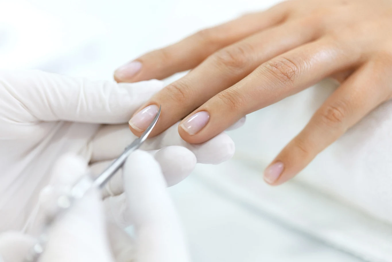 Powiększ płytki. Aby paznokcie ładnie się prezentowały, nie mogą być schowane pod skórkami. Ich usunięcie nada płytkom ładny kształt i optycznie je powiększy. Zachowaj ostrożność - wycinanie skórek metalowymi cążkami może uszkodzić paznokcie. Podczas domowego manikiuru smaruj zatem skórki zmiękczającym kremem, a po kilku minutach odsuwaj je patyczkiem. Jeżeli są zgrubiałe i rosną w szybkim tempie, raz w miesiącu wybierz się do manikiurzystki. Ona zajmie się nimi fachowo. Powiększ płytki. Aby paznokcie ładnie się prezentowały, nie mogą być schowane pod skórkami. Ich usunięcie nada płytkom ładny kształt i optycznie je powiększy. Zachowaj ostrożność - wycinanie skórek metalowymi cążkami może uszkodzić paznokcie. Podczas domowego manikiuru smaruj zatem skórki zmiękczającym kremem, a po kilku minutach odsuwaj je patyczkiem. Jeżeli są zgrubiałe i rosną w szybkim tempie, raz w miesiącu wybierz się do manikiurzystki. Ona zajmie się nimi fachowo.