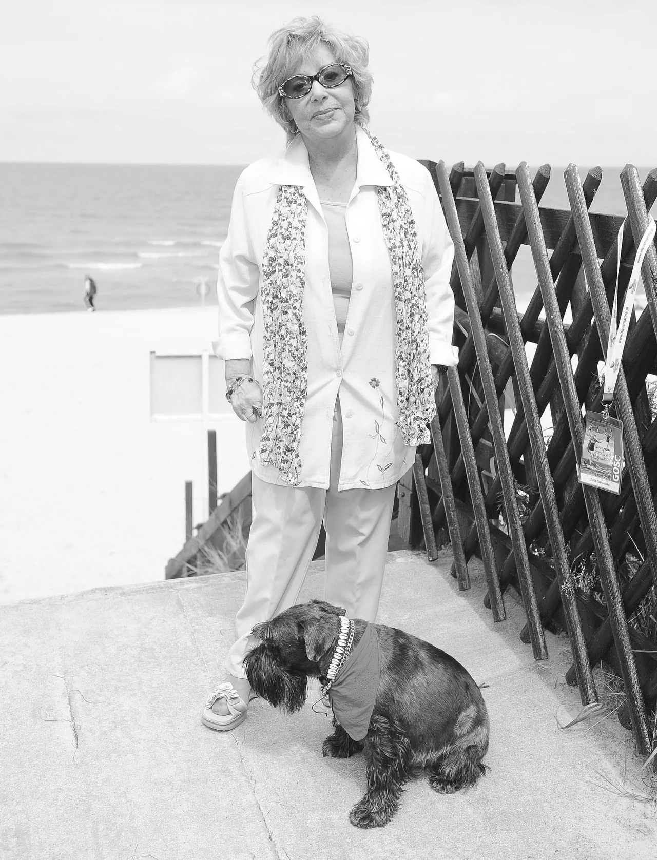 Zofia Czerwińska z psem Dżekiem w Międzyzdrojach, 2012 r. Zofia Czerwińska z psem Dżekiem w Międzyzdrojach, 2012 r.
