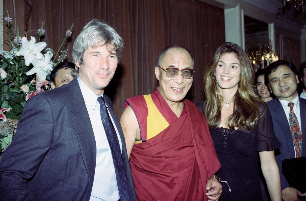 Cindy Crawford i Richard Gere w towarzystwie Dalajlamy. Cindy Crawford i Richard Gere w towarzystwie Dalajlamy.
