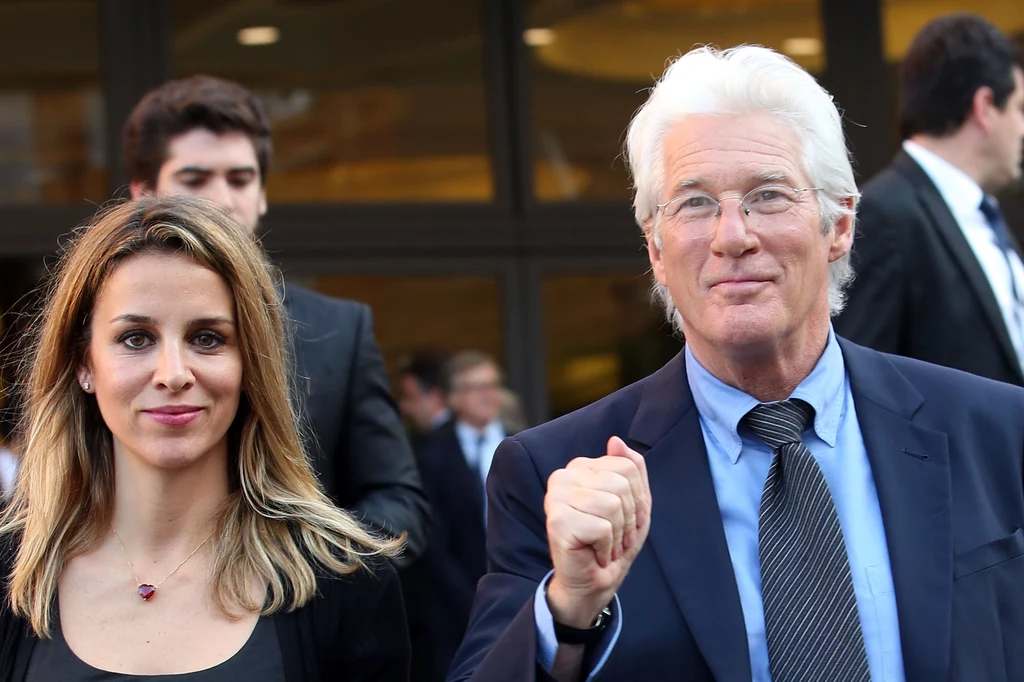 Richard Gere również ma się dziś świetnie, chyba najlepiej od lat, pomimo siedemdziesiątki na karku. W kwietniu 2018 poślubił hiszpańską dziennikarkę, trzydziestopięcioletnią Alejandrę Silvę. W lutym tego roku na świat przyszło pierwsze dziecko pary. Richard Gere również ma się dziś świetnie, chyba najlepiej od lat, pomimo siedemdziesiątki na karku. W kwietniu 2018 poślubił hiszpańską dziennikarkę, trzydziestopięcioletnią Alejandrę Silvę. W lutym tego roku na świat przyszło pierwsze dziecko pary.