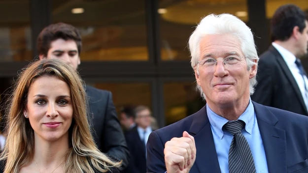 Richard Gere również ma się dziś świetnie, chyba najlepiej od lat, pomimo siedemdziesiątki na karku. W kwietniu 2018 poślubił hiszpańską dziennikarkę, trzydziestopięcioletnią Alejandrę Silvę.  W lutym tego roku na świat przyszło pierwsze dziecko pary.