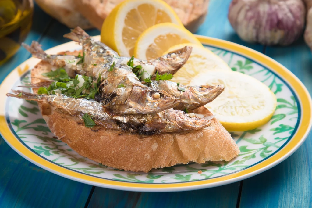 Sardynki są w Polsce mało popularne, jednak w tych niepozornych rybkach kryje się mnóstwo dobrocennych składników - przede wszystkim kwasów omega-3. Warto wybierać sardynki w sosie własnym. Sardynki to doskonałe źródło witaminy D i ubichinolu, który reguluje poziom cholesterolu we krwi, a także bogactwo wapnia. Sardynki są w Polsce mało popularne, jednak w tych niepozornych rybkach kryje się mnóstwo dobrocennych składników - przede wszystkim kwasów omega-3. Warto wybierać sardynki w sosie własnym. Sardynki to doskonałe źródło witaminy D i ubichinolu, który reguluje poziom cholesterolu we krwi, a także bogactwo wapnia.