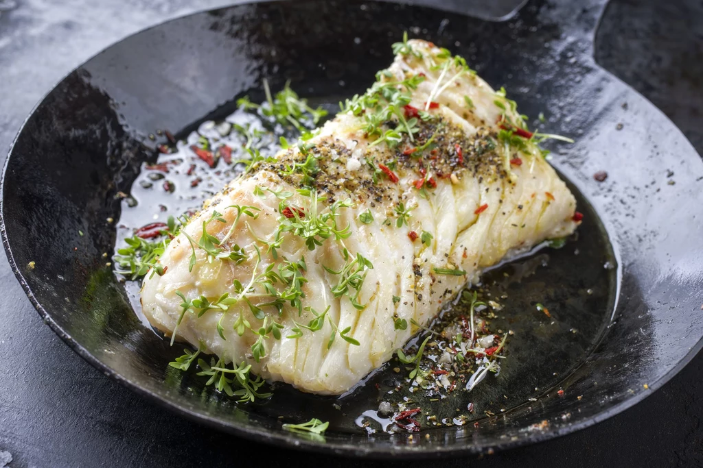 Dorsz to ryba tłusta, bogata w krasy tłuszczowe omega-3 i omega-6. Znajdziemy w nim selen, fosfor, jod, witaminy z grupy B oraz witaminy A, D i E. Dorsza najczęściej można kupić w postaci mrożonych filetów, a podczas wyboru warto zwrócić uwagę na jego wygląd. Duża ilość lodu świadczy niekorzystnie o jakości ryby. Dorsz to ryba tłusta, bogata w krasy tłuszczowe omega-3 i omega-6. Znajdziemy w nim selen, fosfor, jod, witaminy z grupy B oraz witaminy A, D i E. Dorsza najczęściej można kupić w postaci mrożonych filetów, a podczas wyboru warto zwrócić uwagę na jego wygląd. Duża ilość lodu świadczy niekorzystnie o jakości ryby.