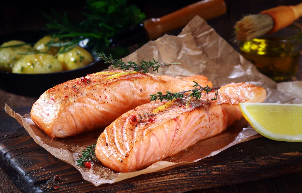 Łosoś również obfituje w kwasy tłuszczowe omega-3 i omega-6, które korzystnie wpływają na pracę mózgu, regulują poziom cholesterolu we krwi, łagodzą bóle stawów i opóźniają procesy starzenia. W łososiu znajdziemy też witaminy A, D, E i z grupy B, a także jod, potas i cynk. Łosoś również obfituje w kwasy tłuszczowe omega-3 i omega-6, które korzystnie wpływają na pracę mózgu, regulują poziom cholesterolu we krwi, łagodzą bóle stawów i opóźniają procesy starzenia. W łososiu znajdziemy też witaminy A, D, E i z grupy B, a także jod, potas i cynk.
