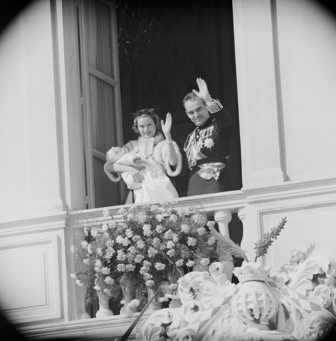A jak ogłaszano królewskie narodziny w innych krajach? Równie uroczyście! Na zdjęciu Rainer III, książę Monako, jego żona, księżna Grace Kelly i ich pierworodna córka Karolina, która urodziła się 23 stycznia 1957 roku. A jak ogłaszano królewskie narodziny w innych krajach? Równie uroczyście! Na zdjęciu Rainer III, książę Monako, jego żona, księżna Grace Kelly i ich pierworodna córka Karolina, która urodziła się 23 stycznia 1957 roku.
