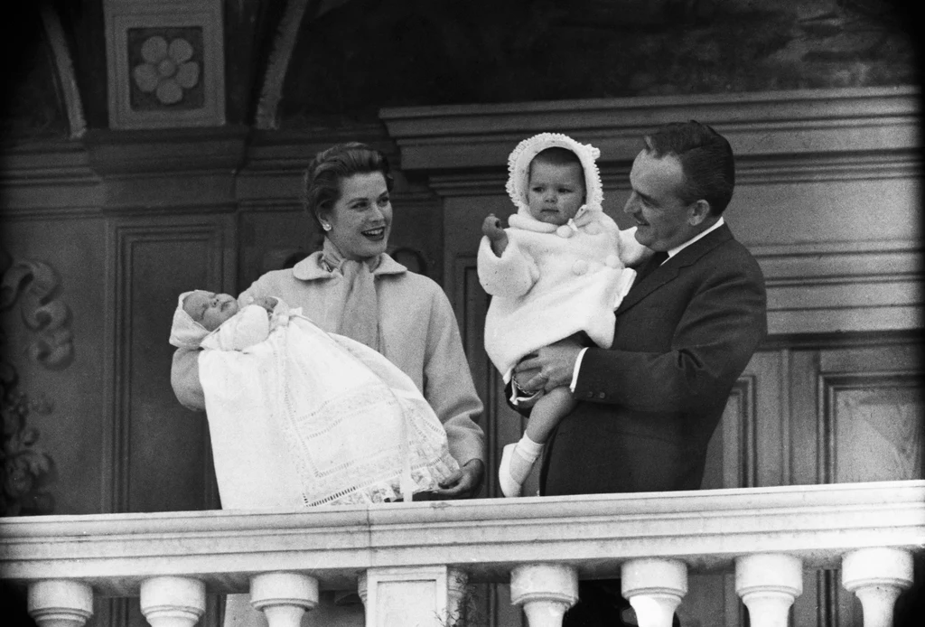 Trochę ponad rok później, 14 marca 1958 urodził się książę Albert, upragniony syn pary. To on po śmierci księcia Rainera III w 2005 roku przejął tron Monako. Trochę ponad rok później, 14 marca 1958 urodził się książę Albert, upragniony syn pary. To on po śmierci księcia Rainera III w 2005 roku przejął tron Monako.