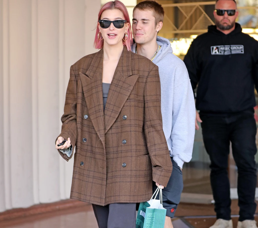 Hailey Bieber w modnej, brązowej marynarce 