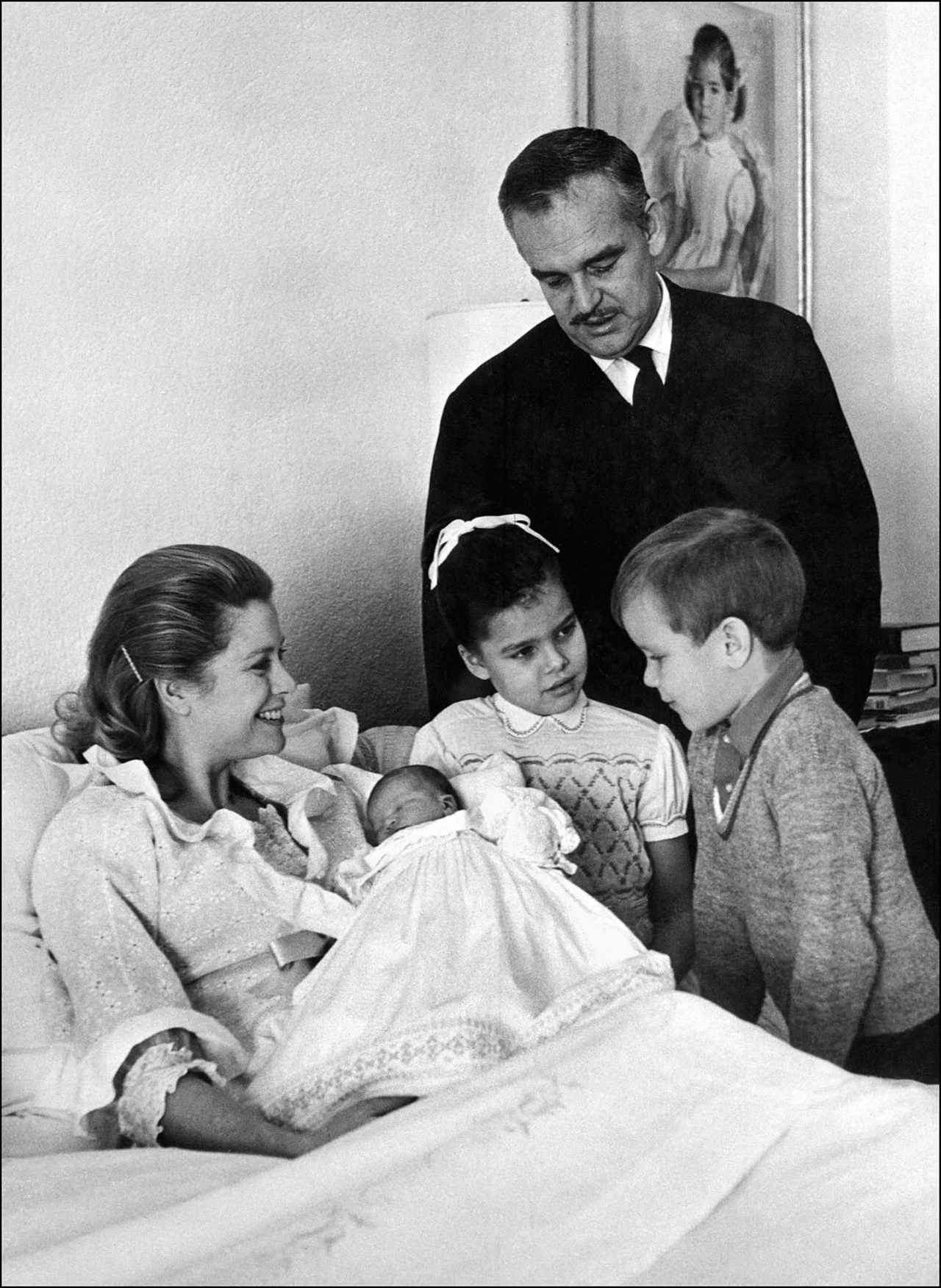 2 lutego 1965 urodziła się księżniczka Stefania, trzecie dziecko Grace i Rainera z Monako. Na zdjęciu - monakijska książęca rodzina w komplecie, dwa dni po narodzinach Stefanii. 2 lutego 1965 urodziła się księżniczka Stefania, trzecie dziecko Grace i Rainera z Monako. Na zdjęciu - monakijska książęca rodzina w komplecie, dwa dni po narodzinach Stefanii.