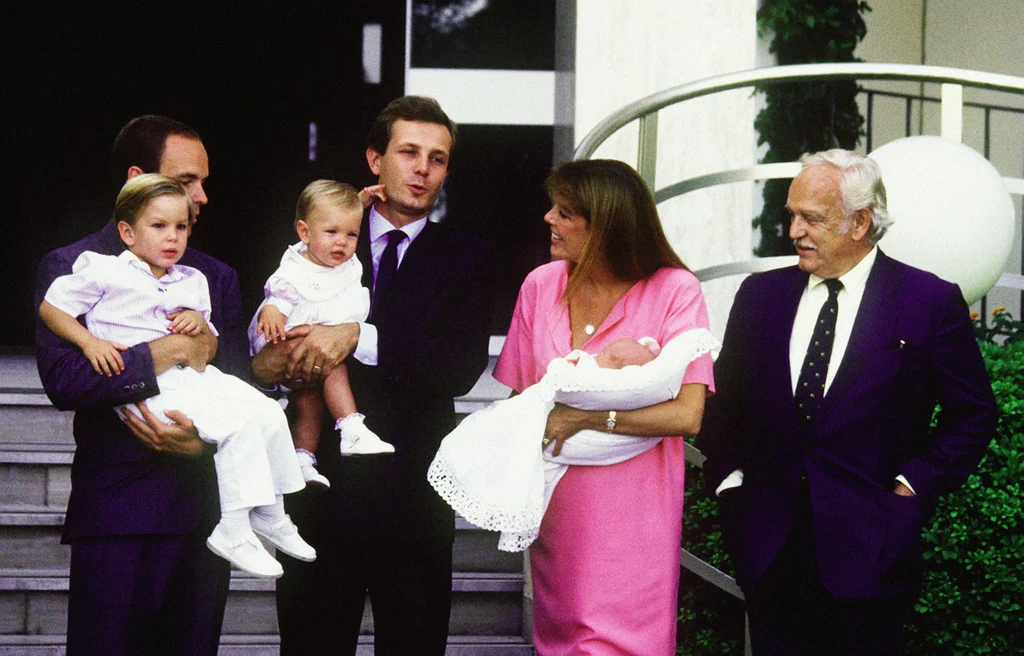 Na zdjęciu księżniczka Karolina ze swoim mężem, Stefanem Casiraghi i dziećmi (od lewej): synem Andreą (ur. 1984), Charlotte (ur. 1986) i Pierre'm (ur. 1987). Księżniczka ma także córkę Aleksandrę (ur. 1999), będącą owocem małżeństwa z Ernestem Augustem V, księciem Hanoweru Na zdjęciu księżniczka Karolina ze swoim mężem, Stefanem Casiraghi i dziećmi (od lewej): synem Andreą (ur. 1984), Charlotte (ur. 1986) i Pierre'm (ur. 1987). Księżniczka ma także córkę Aleksandrę (ur. 1999), będącą owocem małżeństwa z Ernestem Augustem V, księciem Hanoweru