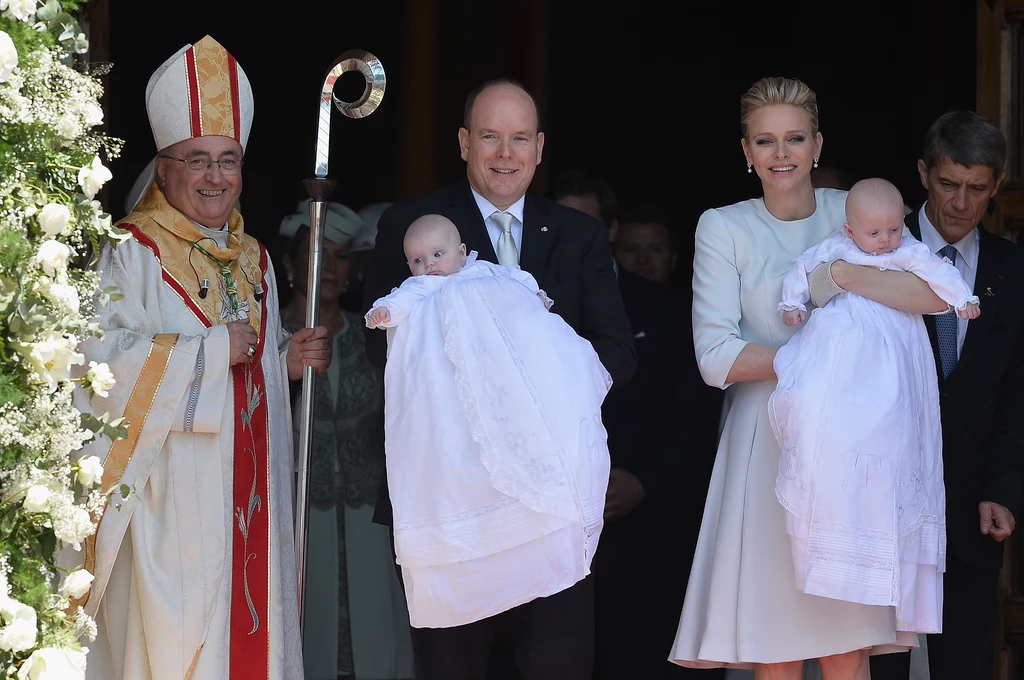 Książę Albert w 2011 roku poślubił pochodzącą z RPA Charlene Wittstock. W 2014 przyszły na świat ich bliźnięta: Gabriela i Jakub. Albert ma także dwoje dzieci z wcześniejszych, nieformalnych związków, które zostały przez niego uznane, jednak nie mają praw do sukcesji tronu. Książę Albert w 2011 roku poślubił pochodzącą z RPA Charlene Wittstock. W 2014 przyszły na świat ich bliźnięta: Gabriela i Jakub. Albert ma także dwoje dzieci z wcześniejszych, nieformalnych związków, które zostały przez niego uznane, jednak nie mają praw do sukcesji tronu.