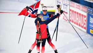 Johannes Thingnes Boe i Marte Olsbu Roiseland świętują złoto MŚ w supermikście