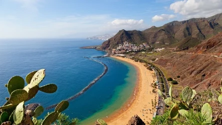 Teneryfa należy do Wysp Kanaryjskich. To hiszpańska wyspa na Oceanie Atlantyckim, która przyciąga licznych turystów również jesienią. Czy warto się tam wybrać na jesienne wakacje? 