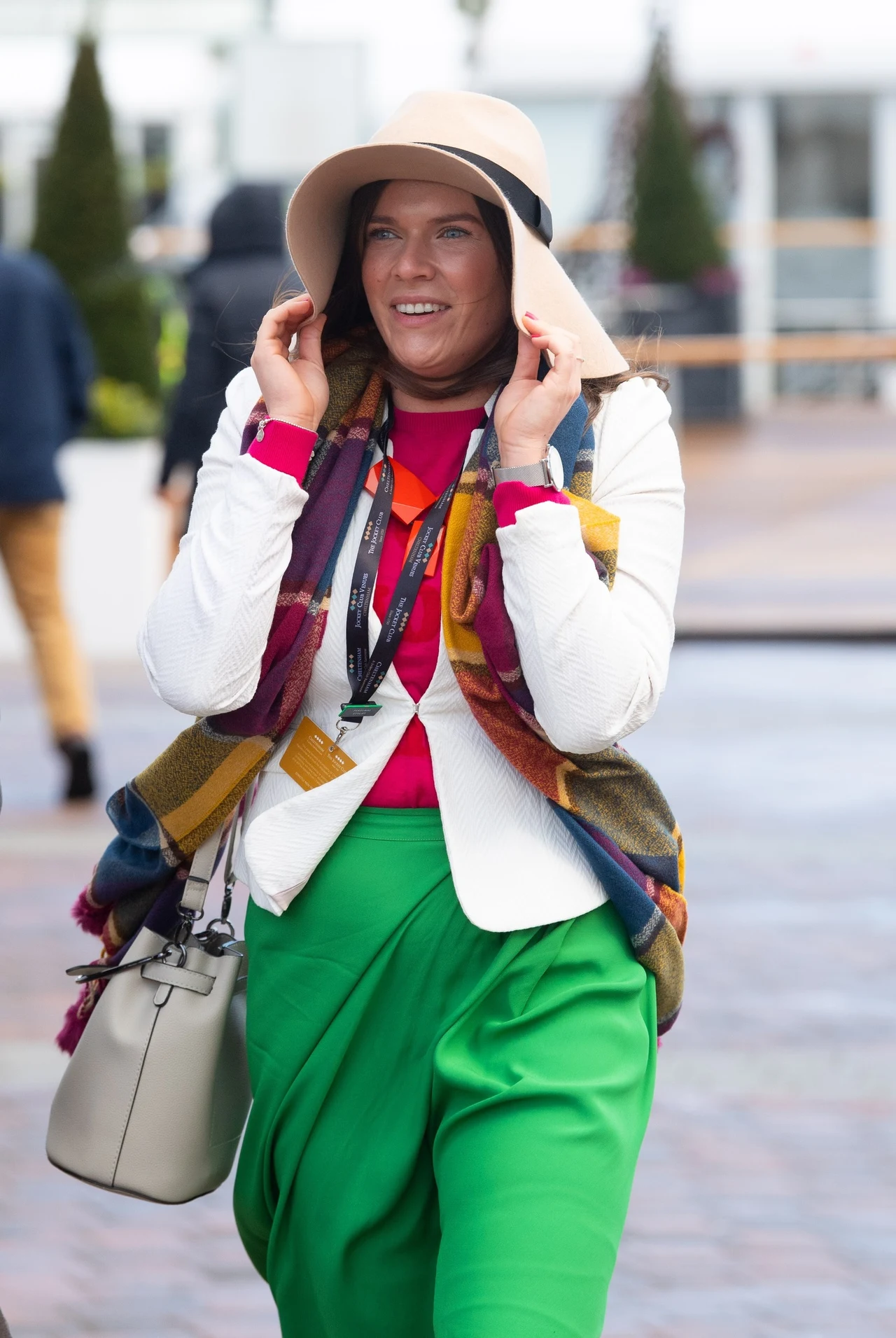 Panie musiały uważać, aby wiatr nie zdmuchnął im z głowy kapeluszy Panie musiały uważać, aby wiatr nie zdmuchnął im z głowy kapeluszy