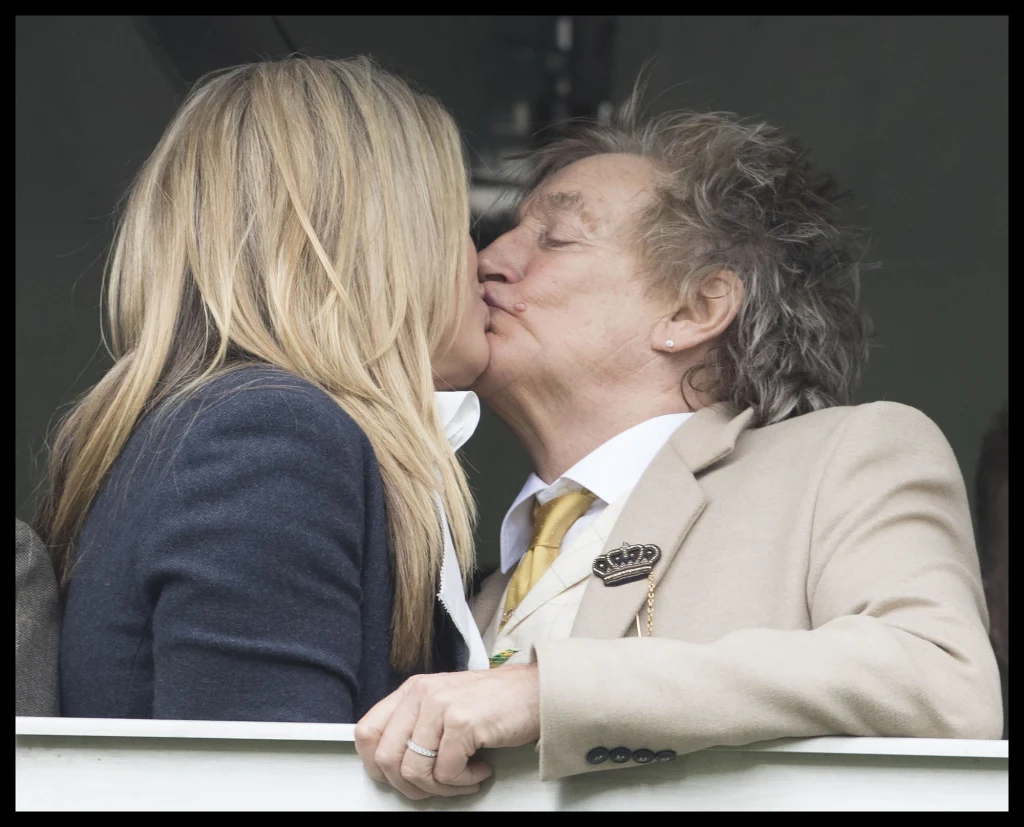 Na zawodach obecni byli m.in. Rod Stewart i Penny Lancaster/fot. Stephen Lock / i-Images Na zawodach obecni byli m.in. Rod Stewart i Penny Lancaster/fot. Stephen Lock / i-Images