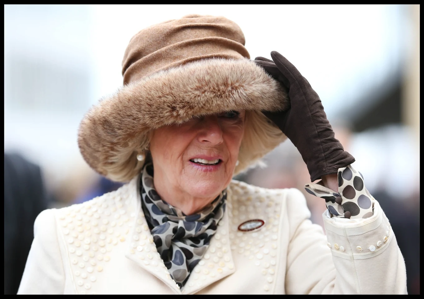 Księżna Kamila także walczyła z wiatrem