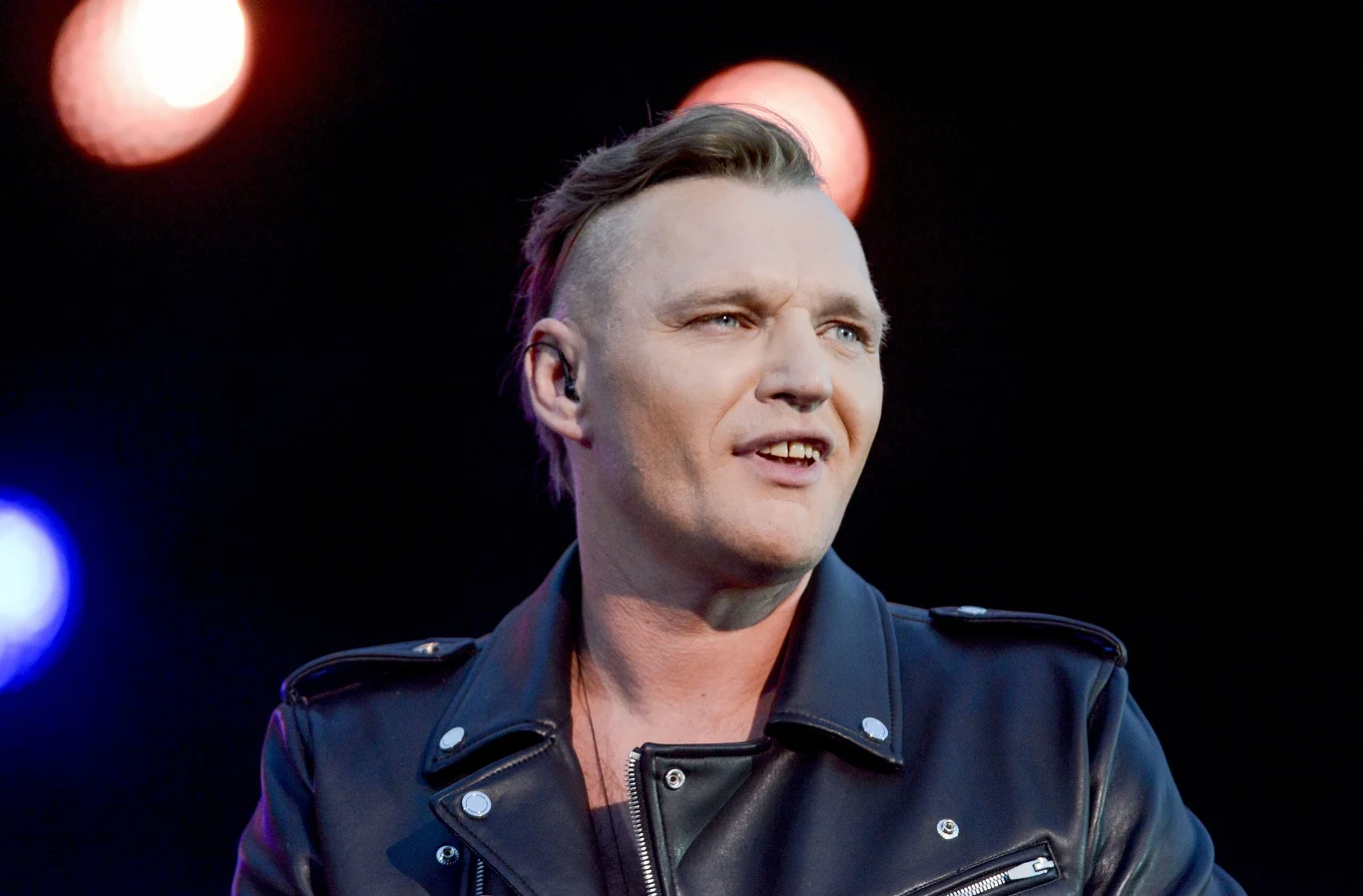 "Życie różnie się toczy, u mnie wyglądało to w ten sposób, że byłem dosyć mocno zbuntowany w wieku 18-19 lat i niestety, niektóre sytuacje mnie przytłoczyły, niektóre przerosły" - mówił Marcin Klimczak agencji Newseria Lifestyle. "Zdecydowałem się na wyjazd, bo potrzebowałem pieniędzy. Zrobiłem to dla rodziny, która mieszka w Polsce" - opowiadał wokalista w "Dzień dobry TVN", który w Londynie pracował na budowie.