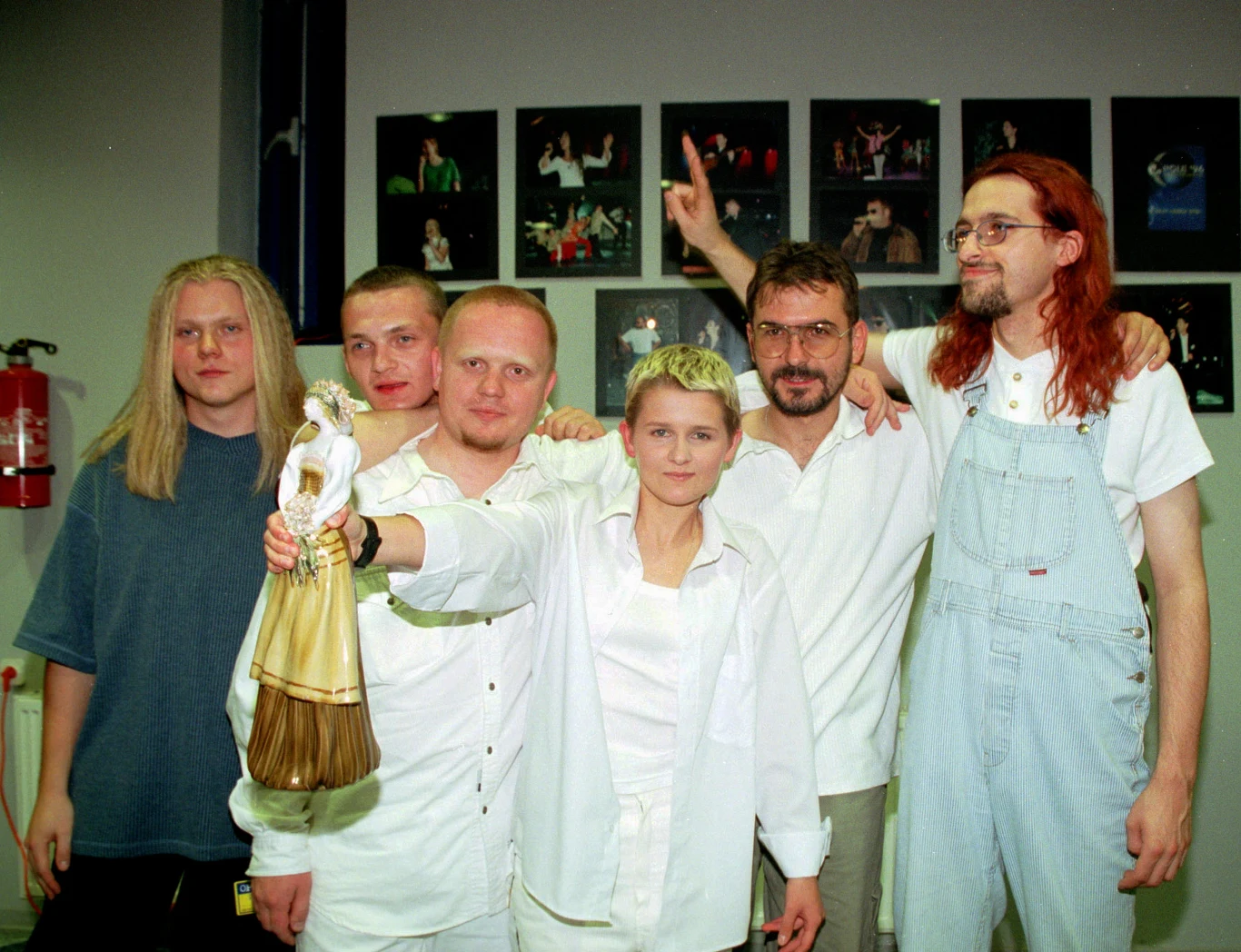 Zespół Siedem założony został w drugiej połowie lat 90. przez Damiana Rękasa. Zaprosił on do współpracy Magdalenę Piwowarczyk z programu "Zostań gwiazdą". Formacja działała do 2004 roku. W tym czasie wydała dwie płyty. Największą popularnością cieszył się utwór "O smokach", który trafił również na ścieżkę dźwiękową filmu "Fuks".