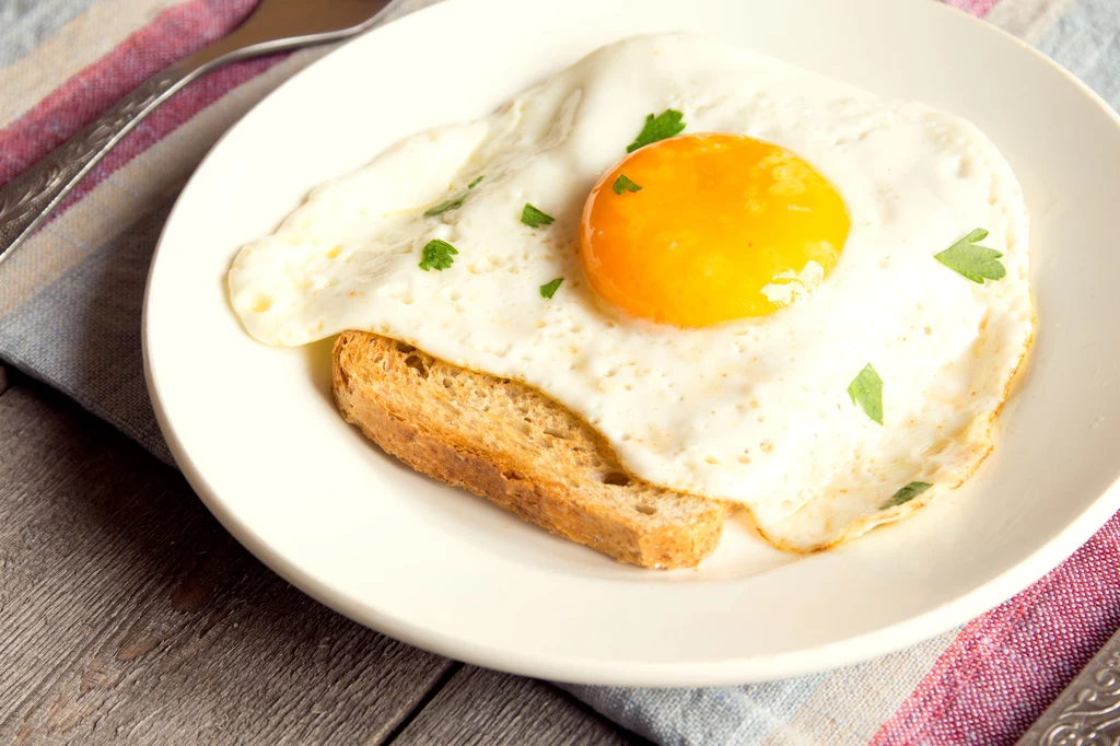 Jajka to idealny wybór na pierwszy posiłek dnia – jedna sztuka zawiera sześć gramów białka. Możesz przygotować z nich jajecznicę, omlet, czy ugotowane na twardo lub miękko. Są doskonałym proteinowym posiłkiem bogatym w masę składników odżywczych. Co istotne – jajka sycą na długo, a ich jedzenie wspomaga odchudzanie. Jajka to idealny wybór na pierwszy posiłek dnia – jedna sztuka zawiera sześć gramów białka. Możesz przygotować z nich jajecznicę, omlet, czy ugotowane na twardo lub miękko. Są doskonałym proteinowym posiłkiem bogatym w masę składników odżywczych. Co istotne – jajka sycą na długo, a ich jedzenie wspomaga odchudzanie.