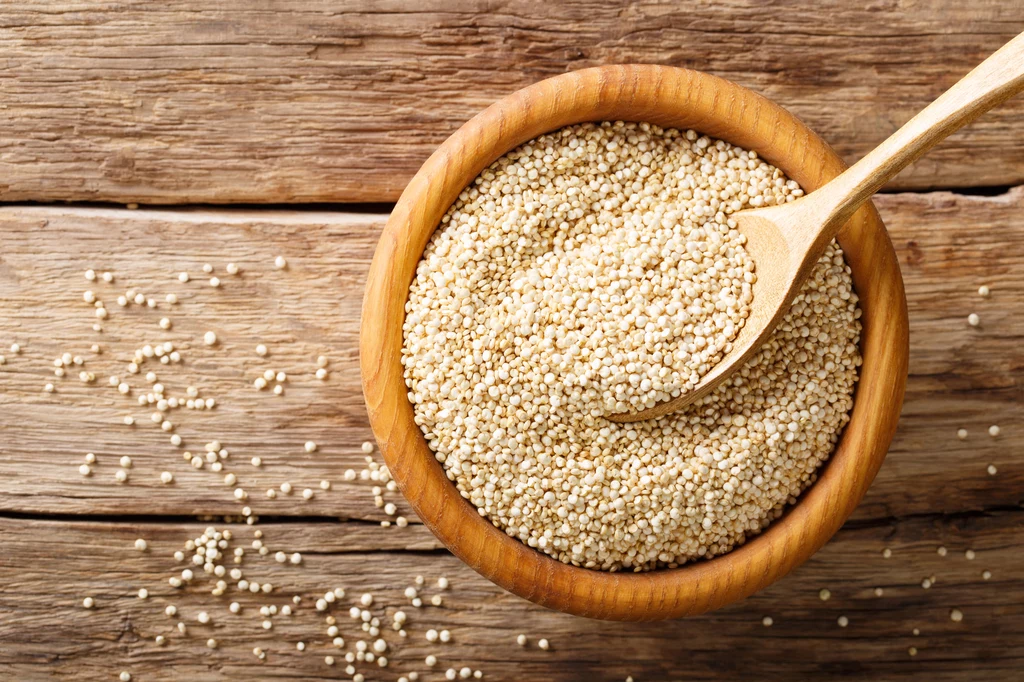 Nasiona komosy ryżowej to również doskonałe źródło białka. Jest to świetna alternatywa dla ryżu lub makaronu, dobrze też sprawdza się w zupach i sałatkach oraz na słodko z owocami. Wystarczy ugotować w osolonej wodzie do miękkości