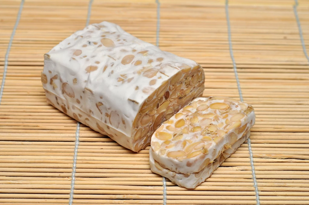 Tempeh powstaje z ziaren soi i ma lekko orzechowy posmak. Połowa kubka to aż 11 gramów protein w wersji ugotowanej. Tempeh powinno gotować się co najmniej 20 minut przed spożyciem. Z czym jeść? Świetnie sprawdza się jako dodatek do kanapek, sałatek i smażonych potraw. Tempeh powstaje z ziaren soi i ma lekko orzechowy posmak. Połowa kubka to aż 11 gramów protein w wersji ugotowanej. Tempeh powinno gotować się co najmniej 20 minut przed spożyciem. Z czym jeść? Świetnie sprawdza się jako dodatek do kanapek, sałatek i smażonych potraw.