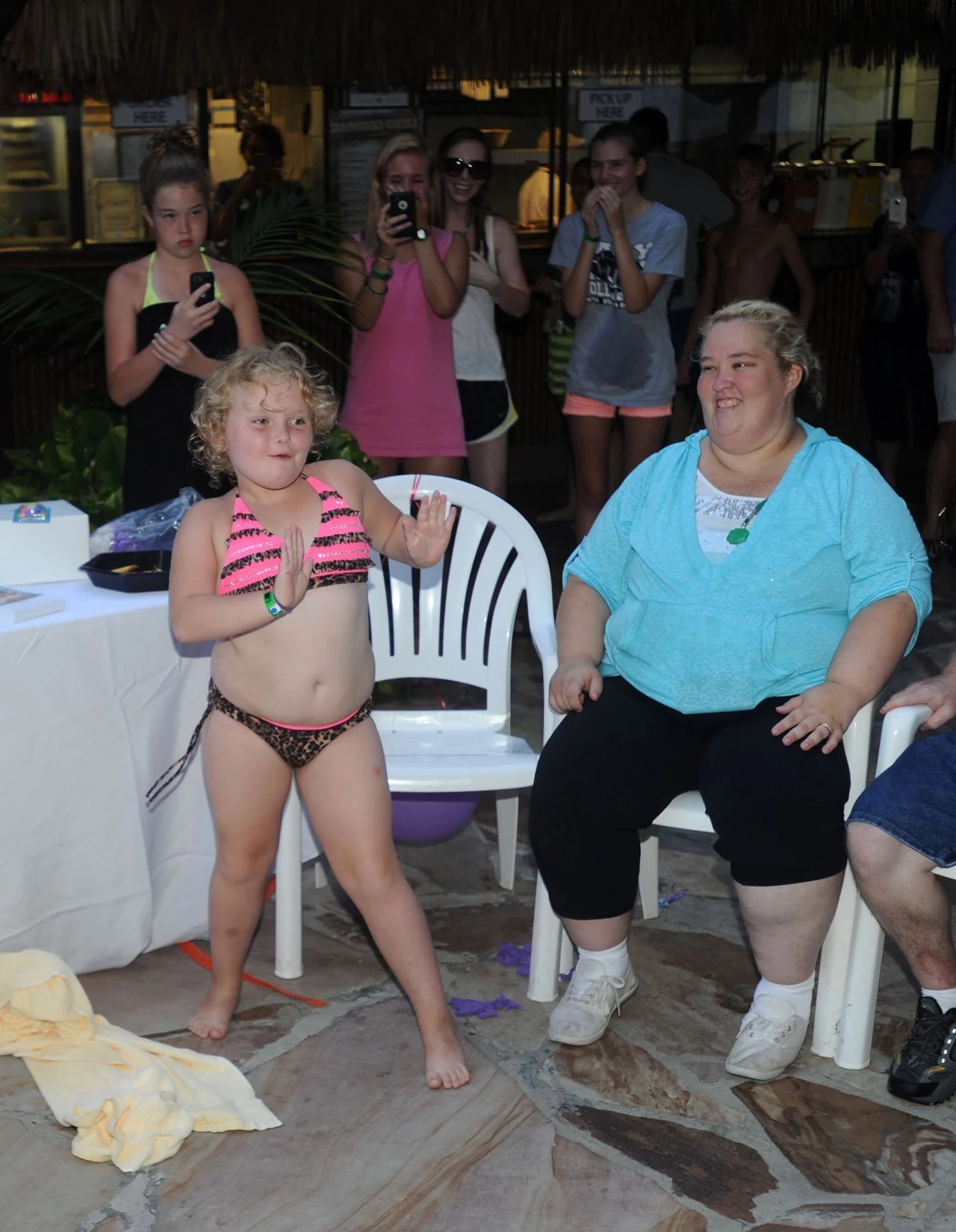 Honey Boo Boo podczas imprezy z okazji ósmych urodzin. Honey Boo Boo podczas imprezy z okazji ósmych urodzin.