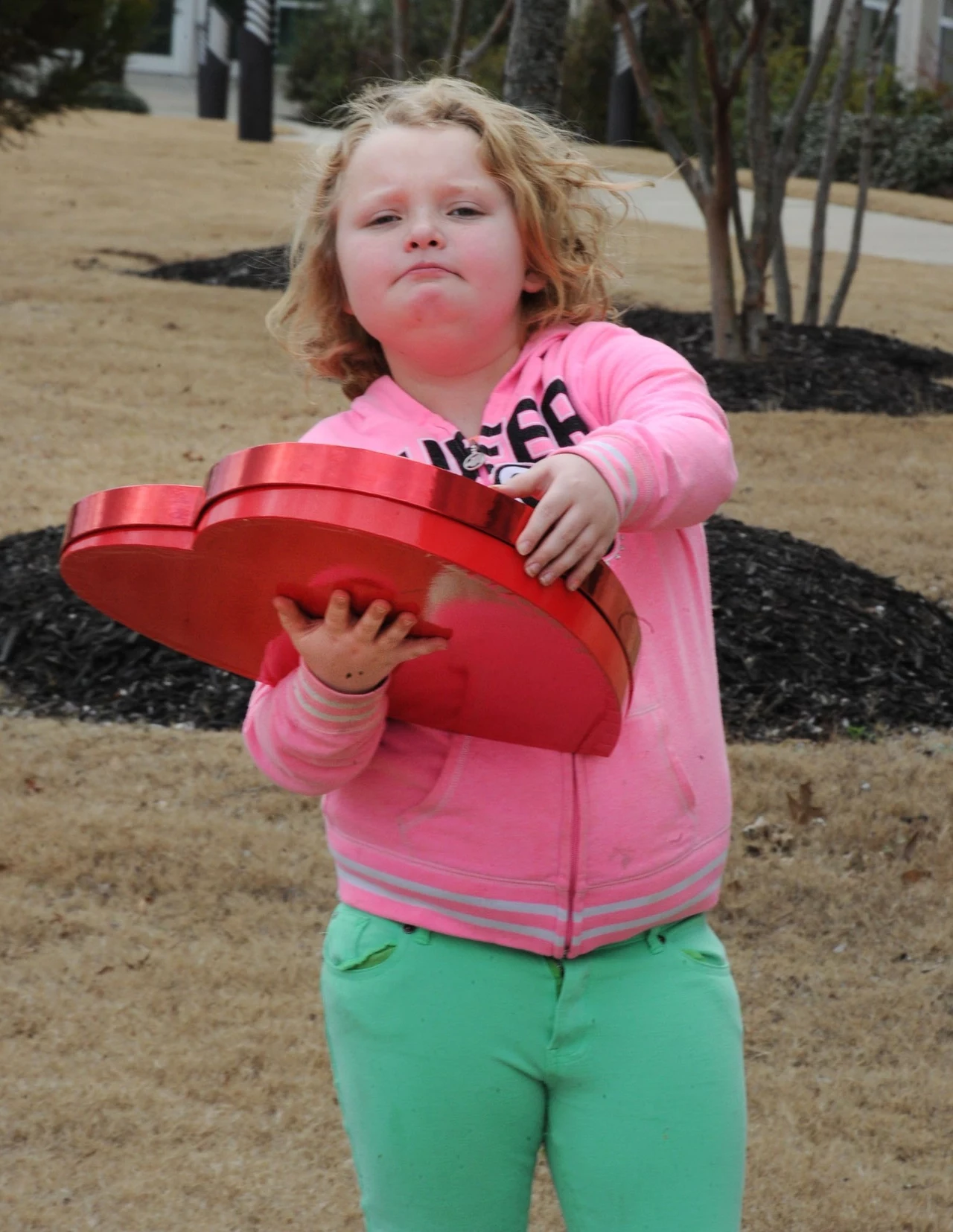Honey Boo Boo czuje się swobodnie przed kamerą i aparatem. Honey Boo Boo czuje się swobodnie przed kamerą i aparatem.