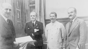 Kreml, 23 sierpnia 1939 roku. Od lewej: Friedrich Gaus, Joachim von Ribbentrop, Józef Stalin i Wiaczesław Mołotow 