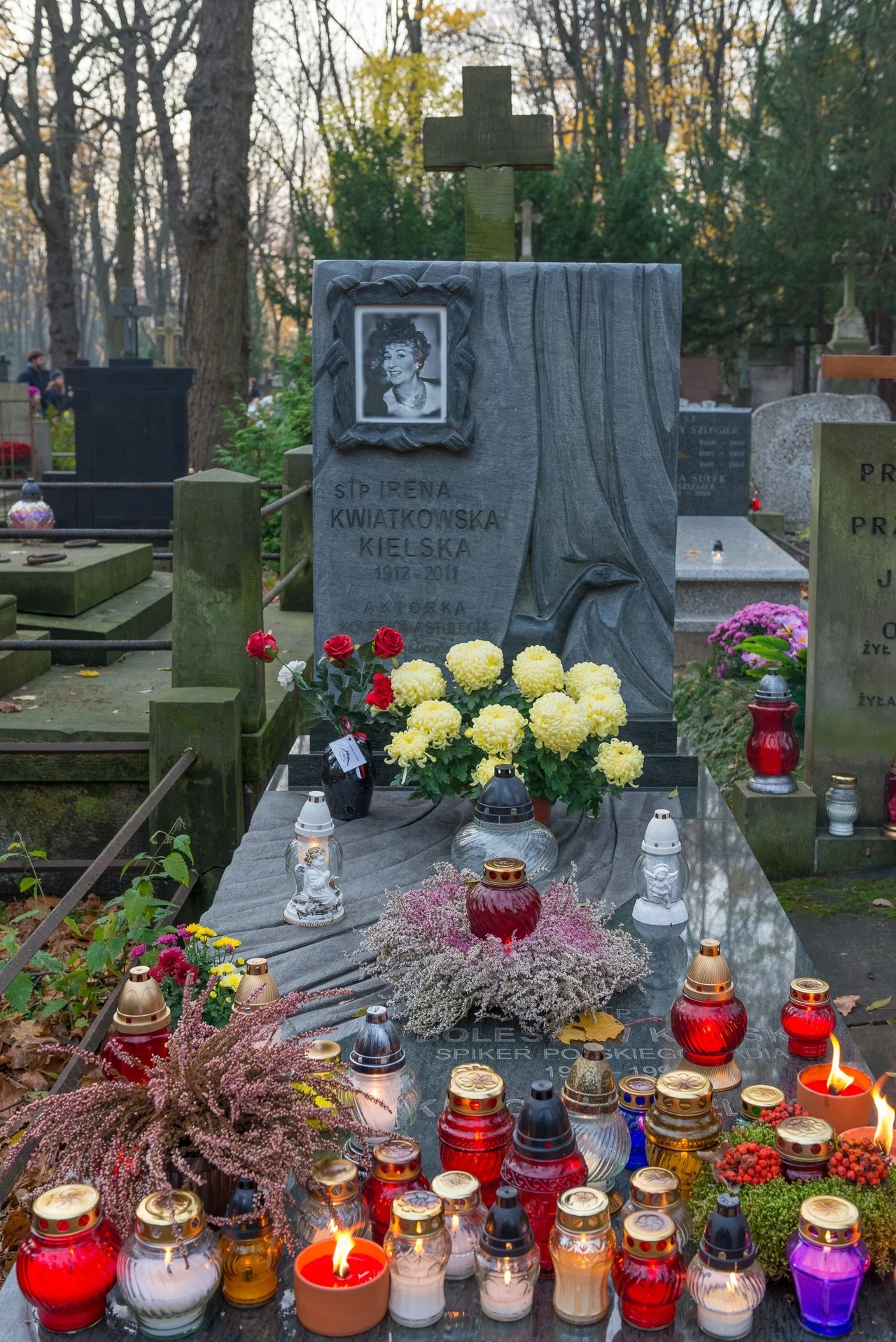 Irena Kwiatkowska zmarła 3 marca 2011 roku. Jej ciało spoczęło na Powązkach