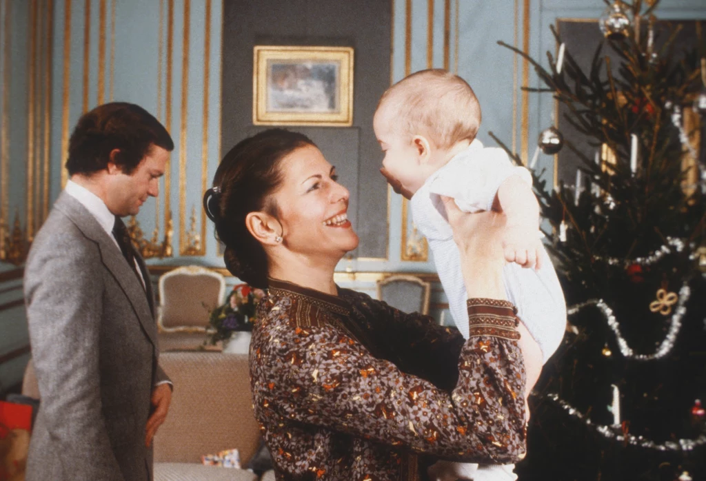 Dwa lata później, 13 maja 1979, na świat przyszedł jedyny syn pary królewskiej - książę Karol. Gustaw i Sylwia mają też trzecią córkę - księżniczkę Magdalenę, urodzoną w 1982 roku. Cała trójka książąt, jest już zamężna/żonata i ma własne dzieci. Dwa lata później, 13 maja 1979, na świat przyszedł jedyny syn pary królewskiej - książę Karol. Gustaw i Sylwia mają też trzecią córkę - księżniczkę Magdalenę, urodzoną w 1982 roku. Cała trójka książąt, jest już zamężna/żonata i ma własne dzieci.