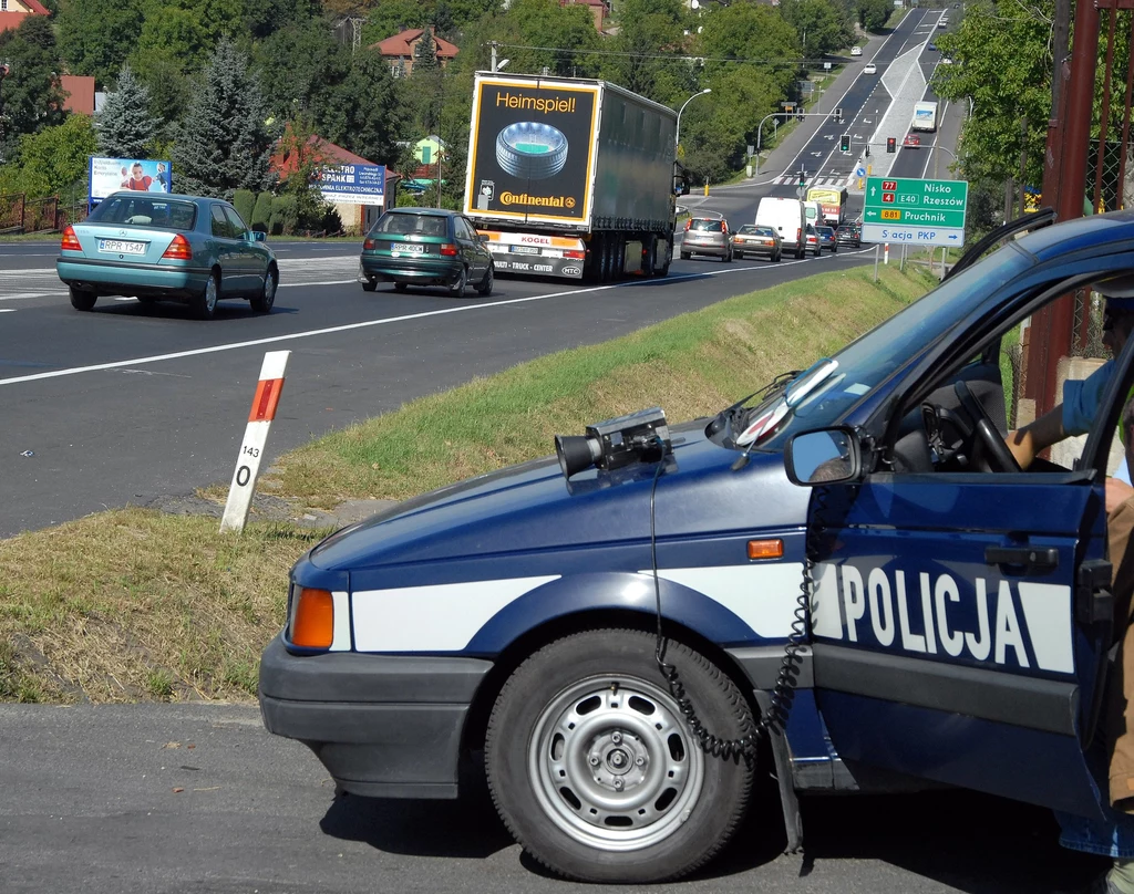 Rok 2007, Żurawica. Policjanci z radarem przy passacie B3