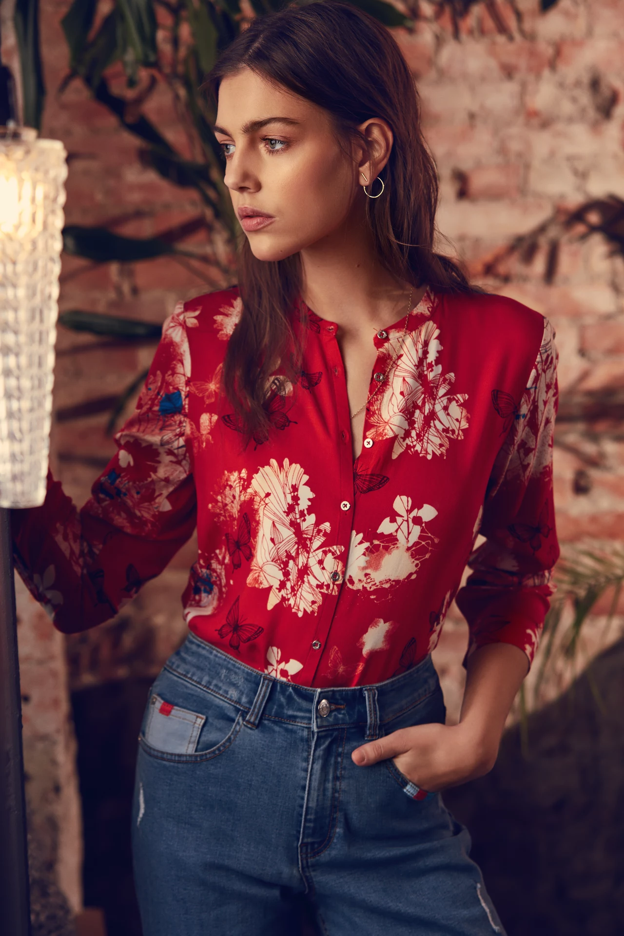 Kwieciste akcenty, printy i dodatki od wielu sezonów są ulubieńcami okresu wiosna/lato. Floral Colors ogrywa klasyczne trendy, nadając im nowy wizerunek. Motywem przewodnim jest finezja – staranny dobór materiałów i dbałość o każdy szczegół. Tym sposobem kolekcja idealnie dopasowuje się do wymagań kobiet chcących urozmaicić swoją garderobę, nie rezygnując również ze swoich ulubionych klasycznych form. Kwieciste akcenty, printy i dodatki od wielu sezonów są ulubieńcami okresu wiosna/lato. Floral Colors ogrywa klasyczne trendy, nadając im nowy wizerunek. Motywem przewodnim jest finezja – staranny dobór materiałów i dbałość o każdy szczegół. Tym sposobem kolekcja idealnie dopasowuje się do wymagań kobiet chcących urozmaicić swoją garderobę, nie rezygnując również ze swoich ulubionych klasycznych form.