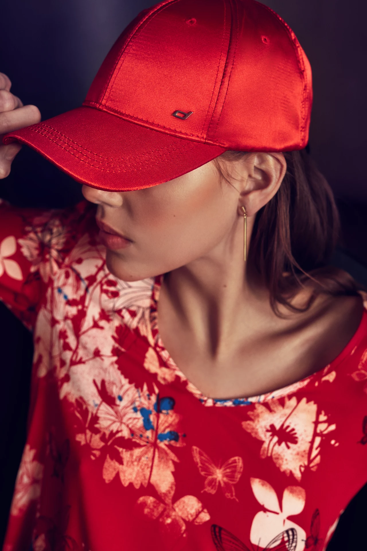 Kwieciste akcenty, printy i dodatki od wielu sezonów są ulubieńcami okresu wiosna/lato. Floral Colors ogrywa klasyczne trendy, nadając im nowy wizerunek. Motywem przewodnim jest finezja – staranny dobór materiałów i dbałość o każdy szczegół. Tym sposobem kolekcja idealnie dopasowuje się do wymagań kobiet chcących urozmaicić swoją garderobę, nie rezygnując również ze swoich ulubionych klasycznych form. Kwieciste akcenty, printy i dodatki od wielu sezonów są ulubieńcami okresu wiosna/lato. Floral Colors ogrywa klasyczne trendy, nadając im nowy wizerunek. Motywem przewodnim jest finezja – staranny dobór materiałów i dbałość o każdy szczegół. Tym sposobem kolekcja idealnie dopasowuje się do wymagań kobiet chcących urozmaicić swoją garderobę, nie rezygnując również ze swoich ulubionych klasycznych form.