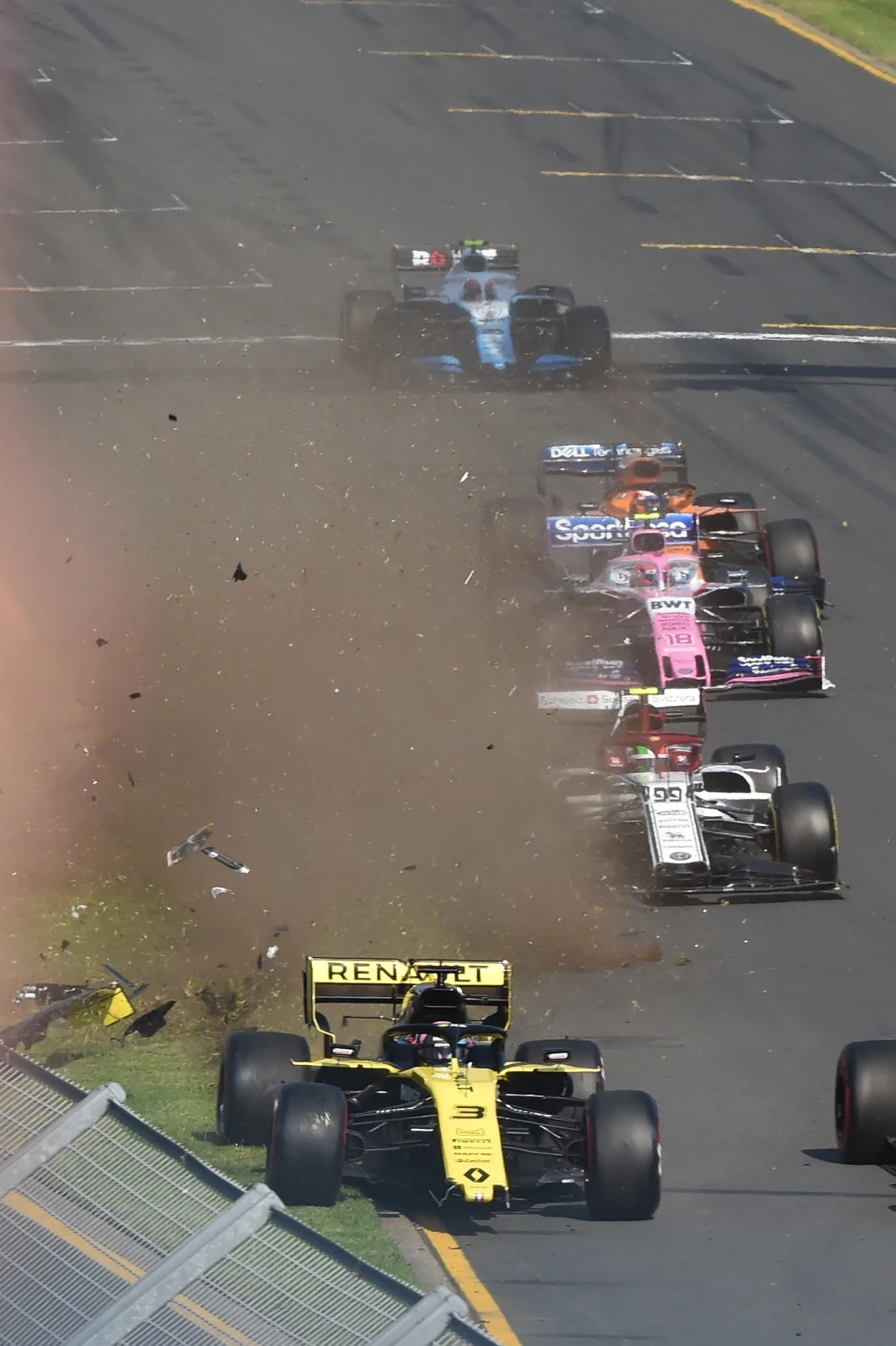 Daniel Ricciardo uległ kraksie na 1. zakręcie i nie ukończył wyścigu