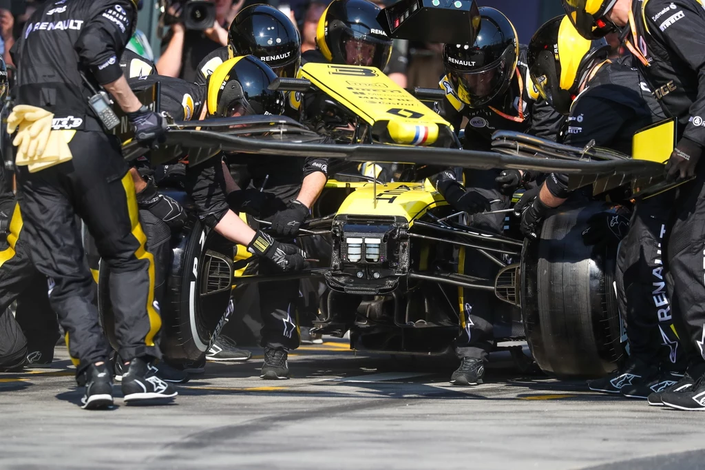 Daniel Ricciardo uległ kraksie na 1. zakręcie i nie ukończył wyścigu. Serwisanci wymienili mu przednie skrzydło.