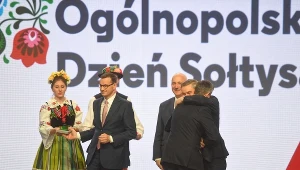 Premier Mateusz Morawiecki (2L) oraz minister spraw wewnętrznych i administracji Joachim Brudziński (2P) i minister rolnictwa Jan Ardanowski (P) wręczają odznaki okolicznościowe "Medal 100-lecia Odzyskania Niepodległości" podczas obchodów Ogólnopolskiego Dnia Sołtysa