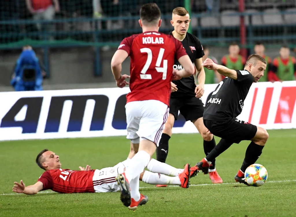 Piłkarze Wisły Kraków Sławomir Peszko (L) i Marko Kolar (2L) oraz Janusz Gol (P) z Cracovii Piłkarze Wisły Kraków Sławomir Peszko (L) i Marko Kolar (2L) oraz Janusz Gol (P) z Cracovii