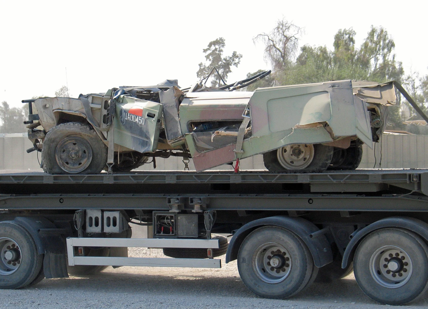 Zniszczony w wypadku komunikacyjnym honker, należący do Polskiego Kontyngentu Wojskowego w Iraku. Diwanija, jesień 2005/fot. Marcin Ogdowski