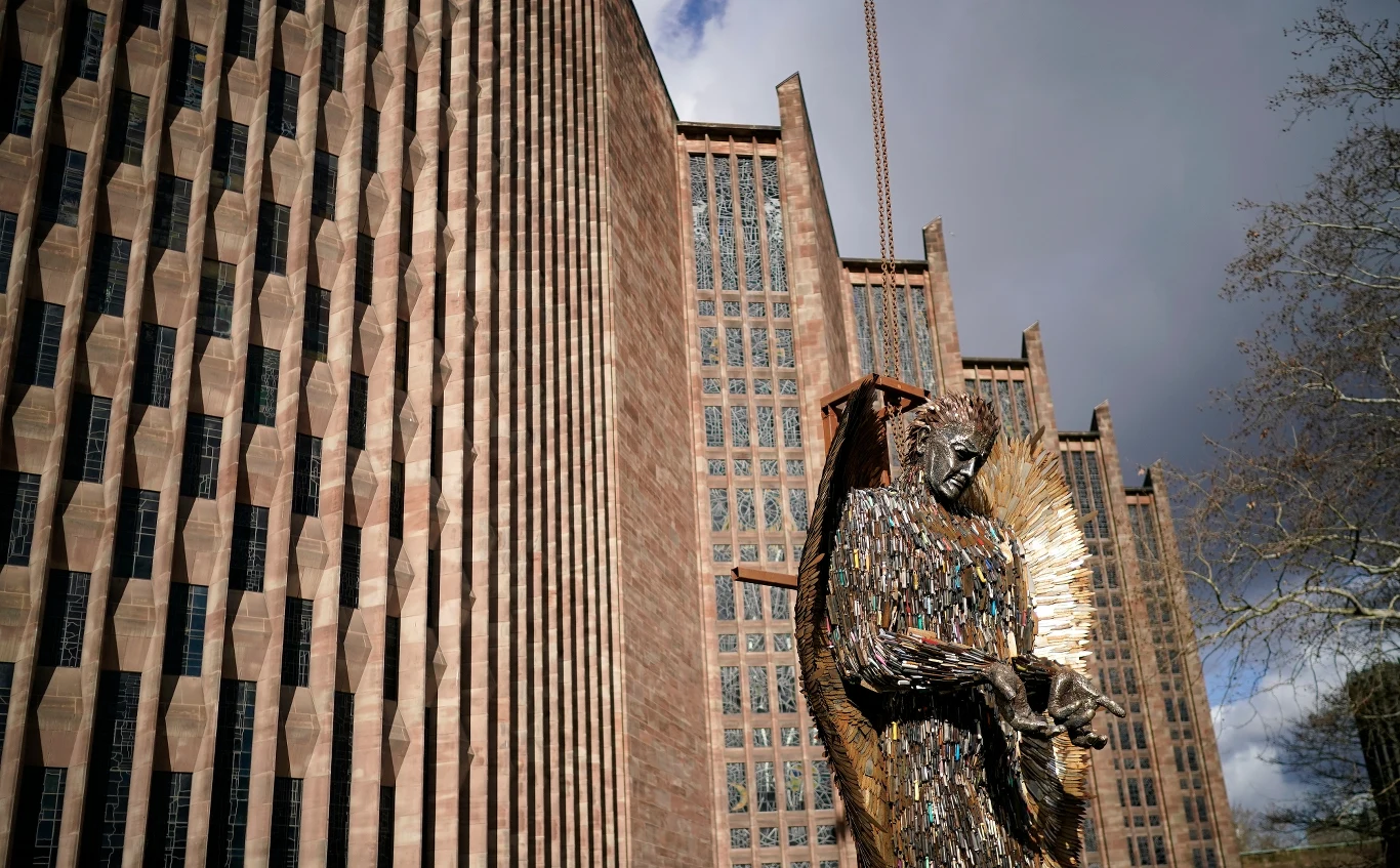 Anioł-nożownik autorstwa Alfiego Bradleya w Coventry