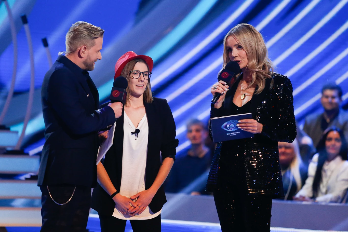 Klaudia Marchewka  - ma 26 lat. Mieszka w Krakowie. Klaudia to wulkan energii, czym natychmiast zjednuje sobie ludzi. Łączy w sobie cechy dość skrajne. Z pozoru delikatna, młoda kobieta, jednak w głębi serca twarda i uparta. Pracuje jako kierowca karetki oraz ochroniarz imprez masowych. W sytuacji zagrożenia z łatwością umiałaby się obronić, gdyż trenowała sztuki walki Muay Thai. Odrzuca słodki, kobiecy wygląd - z wyboru jest typem chłopczycy. Regularnie bierze udział w maratonach, a jej największym osiągnięciem jest maraton w Singapurze. Lubi się otaczać pozytywnymi ludźmi, ponieważ sama jest pełna optymizmu i radości.