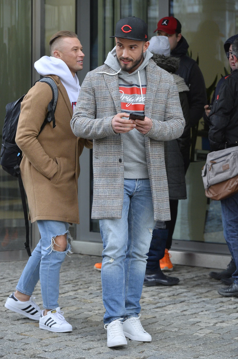 Maciej Borowicz - ma 31 lat i pochodzi z Poznania. Jest DJ-em, event managerem i instruktorem fitnessu. Jest bardzo rodzinny. Silnie związany jest ze swoją siostrą i ojcem. Ma dziewczynę. W środowisku klubowym Maciej znany jest jako DJ Matthew Clarck. Jest świadomy swoich atutów i zdobywa w życiu to, na czym mu zależy. Jest bezpośredni, inteligentny i dowcipny. Uwielbia organizować imprezy, zwłaszcza gdy wszyscy świetnie się bawią. Nie wyobraża sobie życia bez muzyki i sportu.