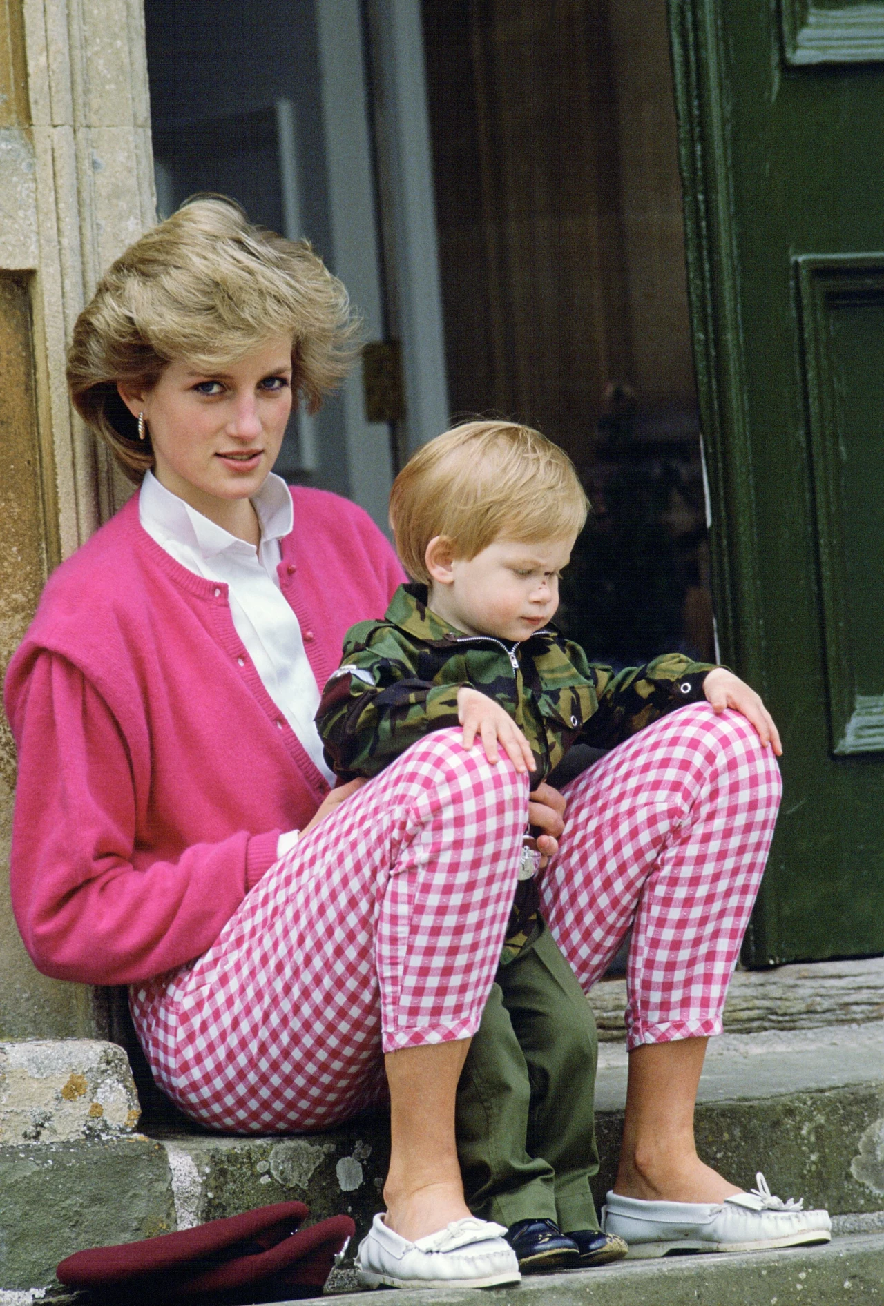 Księżna Diana i książę Harry. Mokasyny, odkryte kostki, a do tego różowa kratka Księżna Diana i książę Harry. Mokasyny, odkryte kostki, a do tego różowa kratka