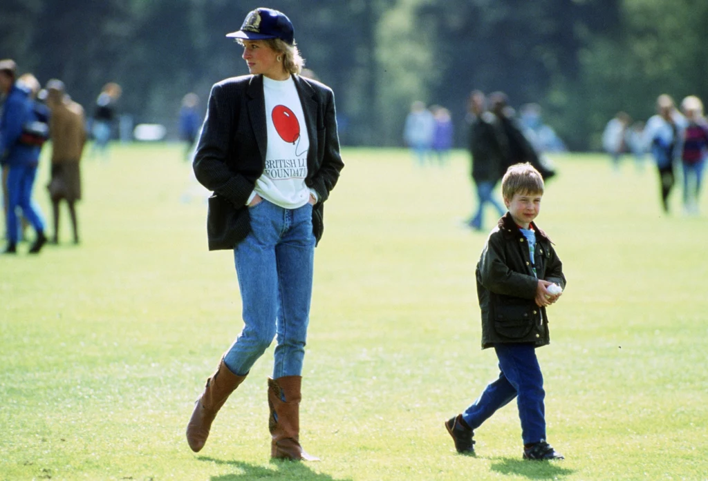 Księżna Diana i książę William. Dżinsy, kowbojki i t-shirt z nadrukiem. Tak ubierają się blogerki Księżna Diana i książę William. Dżinsy, kowbojki i t-shirt z nadrukiem. Tak ubierają się blogerki