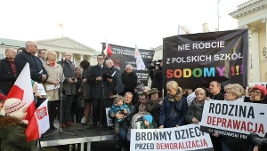 Protestujący przynieśli transparenty z hasłami: "Stop LGBT", "Nie róbcie z polskich szkół sodomy", "Ręce precz od naszych dzieci"