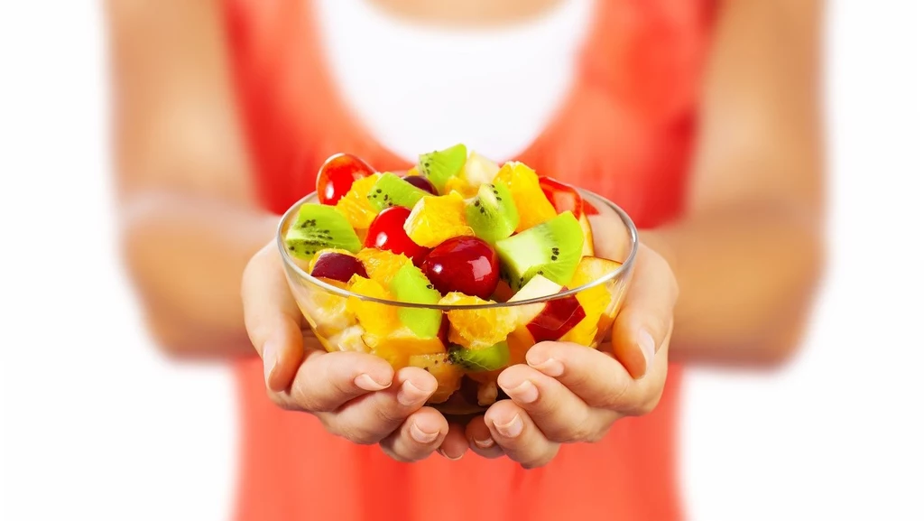 Na diecie FODMAP dozwolone są również niektóre owoce – banany, jagody, cytrusy i truskawki
