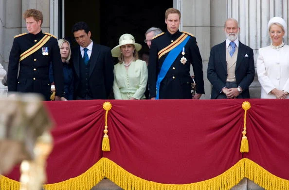 Rodzina królewska z Lady Daviną i jej mężem